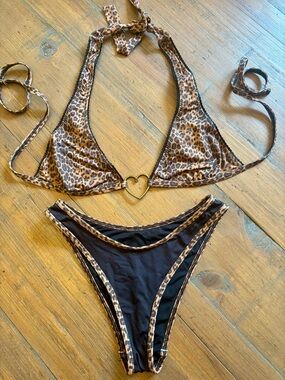 Frankie’s bikinis x Bella HADID lucky leopard bikini set